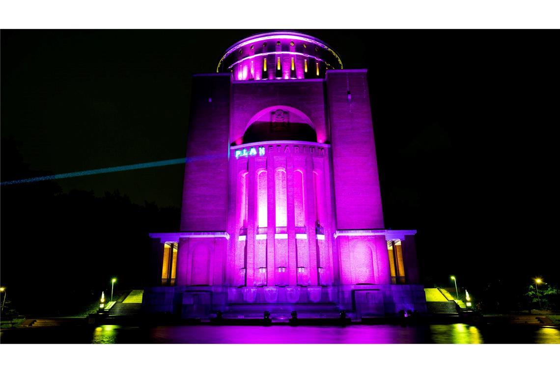 Filter und Feminismus: Was soziale Medien mit Mädchen machen Am Abend des 11. Oktober macht Plan International in ganz Deutschland mit der Illuminierung bekannter Wahrzeichen und Gebäude auf die Rechte von Mädchen aufmerksam. (Archivbild)