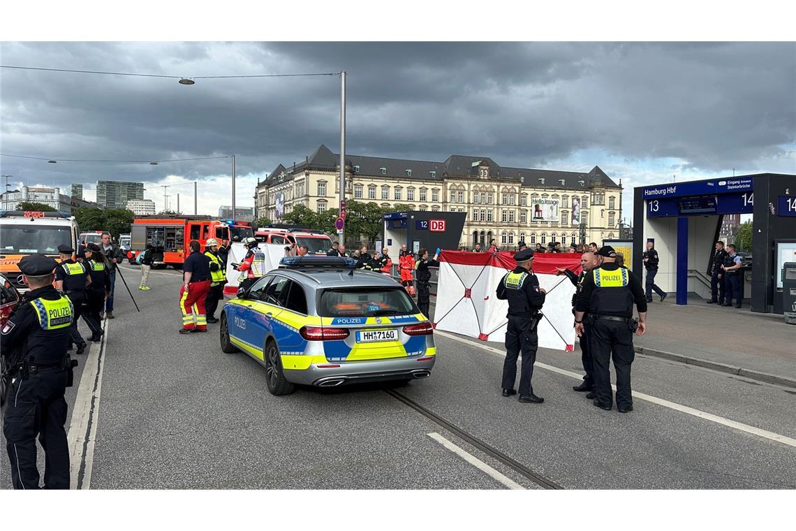 Polizei: Verletzte in stabilem Zustand Am Abend gab es kein Durchkommen zum Bahnhof.