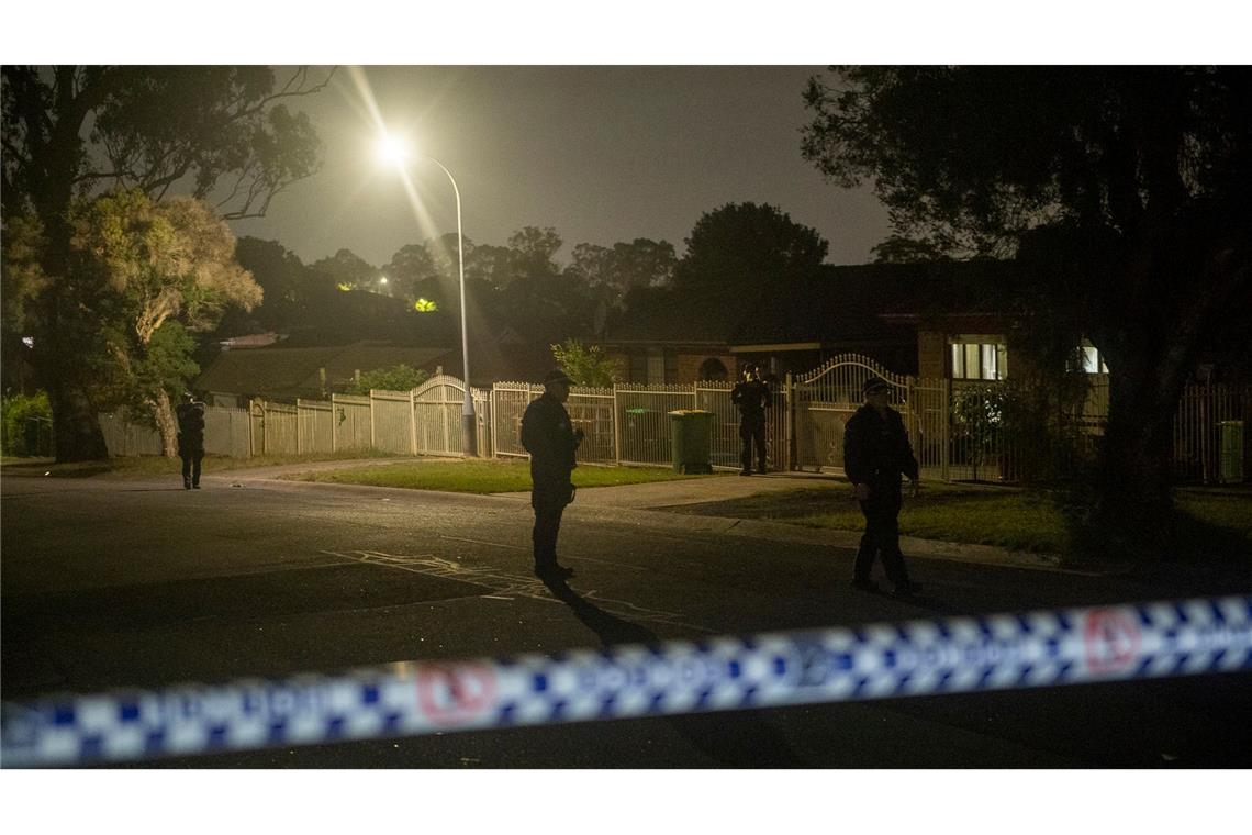 Am Abend ist das Gelände weitläufig abgesperrt.