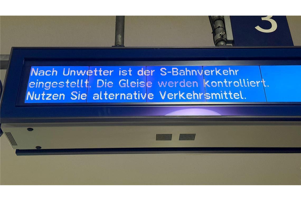 Unwetter ziehen über Teile Deutschlands Am Abend nahmen erste S-Bahnlinien den Betrieb wieder auf.