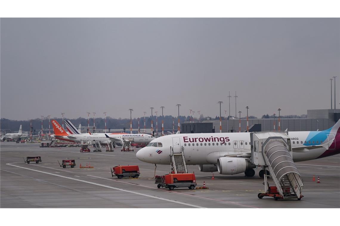 Am Airport Hamburg kann es wegen eines Kerosin-Lieferengpasses zu Verspätungen und Flugausfällen kommen. (Archivbild)