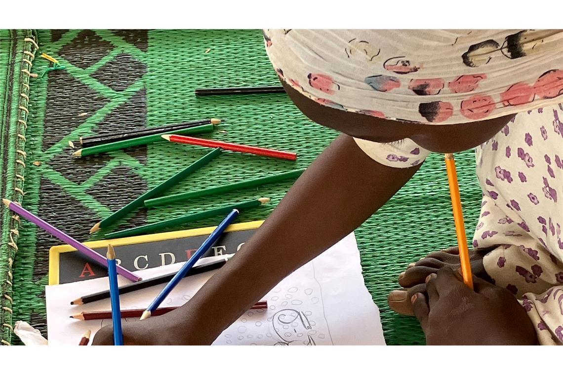 Am Anfang haben die Flüchtlingskinder Waffen und Flammen gemalt - nach Monaten malen sie wieder Blumen.