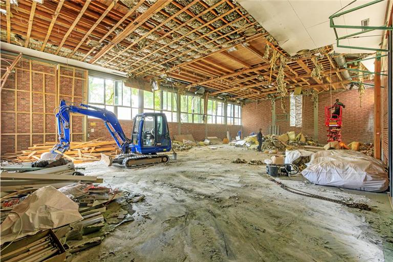 Am Anfang heißt es für das Team der Firma Klotzbücher, die alte Turnhalle zu entkernen und den Sportboden, die Deckenplatten und Dämmung zu entfernen. Foto: Stefan Bossow