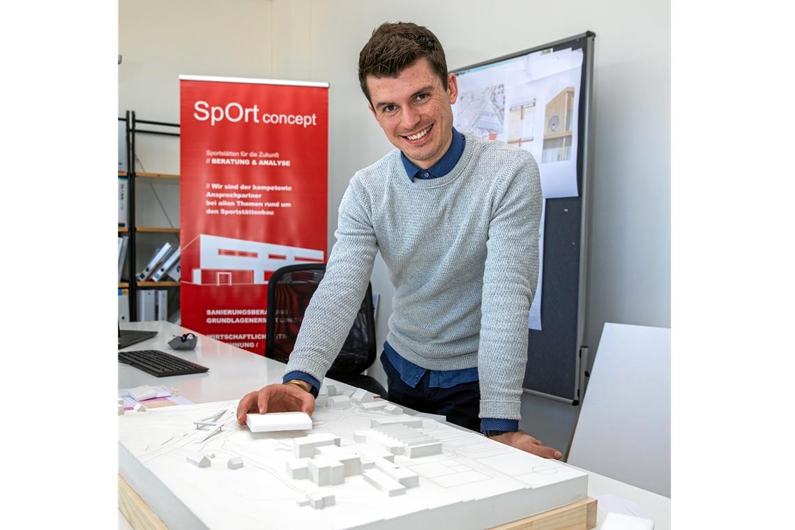 Die praktische Erfahrung hilft ungemein Am Arbeitsplatz in Stuttgart konzipiert Robert Steiner vor allem Schul- und Sportstätten.