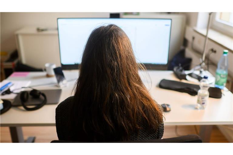 Am Arbeitsplatz sind nach einer neuen Umfrage Jobsicherheit und gutes Gehalt für viele Menschen weit wichtiger als Zusatzleistungen der Firma oder die Sinnhaftigkeit der Arbeit. (Symbolbild)