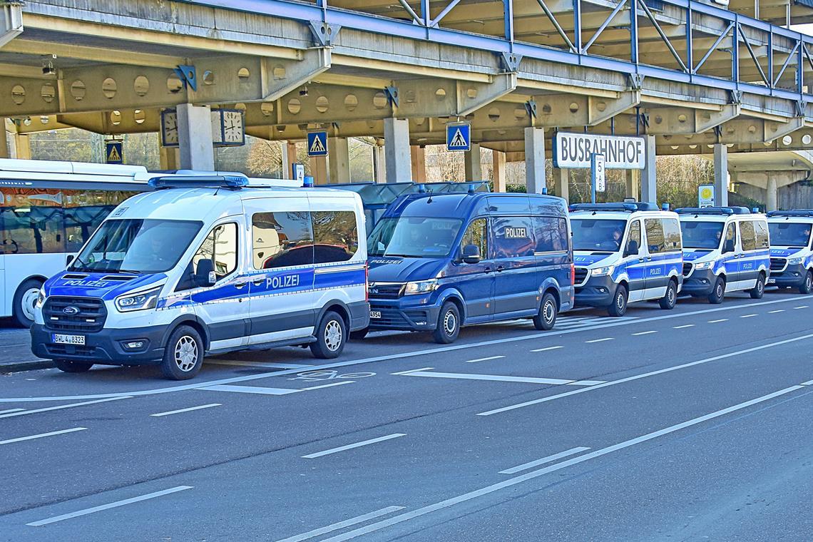 Security-Mitarbeiterin bei Spiel in Aspach verletzt Am Backnanger Bahnhof und rund um die Aspacher Arena war ein größeres Polizeiaufgebot unterwegs. Foto: Tobias Sellmaier