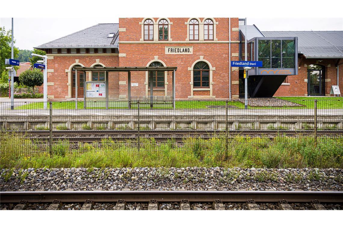 Fall Friedland: Verdächtiger entblößte sich vor Frau Am Bahnhof Friedland wurde eine 16-Jährige mutmaßlich in den Tod gestoßen. (Archivbild)
