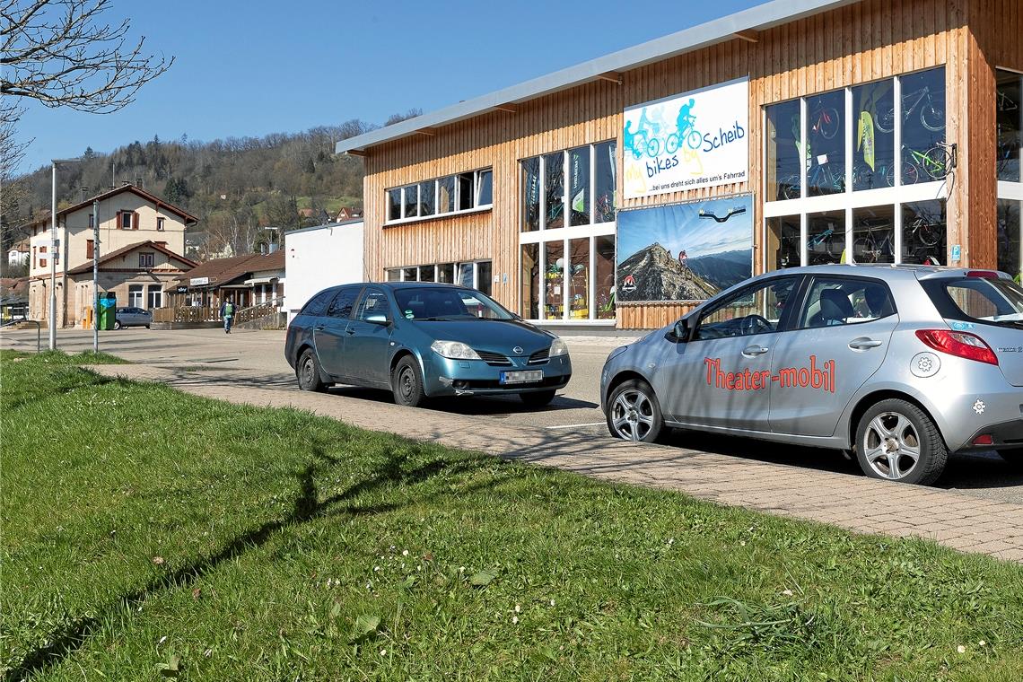 Am Bahnhof in Murrhardt (Gebäude ist links zu sehen) wird es in Zukunft die Möglichkeit geben, ein E-Auto zu leihen. Etwa auf der Höhe, auf der die beiden Wagen stehen, werden zwei Stellplätze und eine Ladesäule eingerichtet. Foto: J. Fiedler