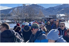 Am Bahnhof Olang bilden sich schon drei Stunden vor dem Wettkampf lange Schlangen vor den Shuttle-Bussen.