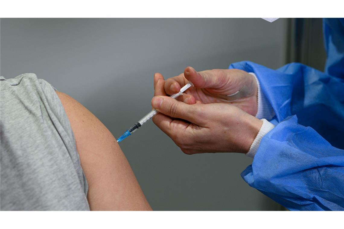 Am BGH geht es heute um die Klage einer Frau, die im März 2021 mit dem Impfstoff Vaxzevria des Herstellers Astrazeneca geimpft wurde. (Symbolbild)