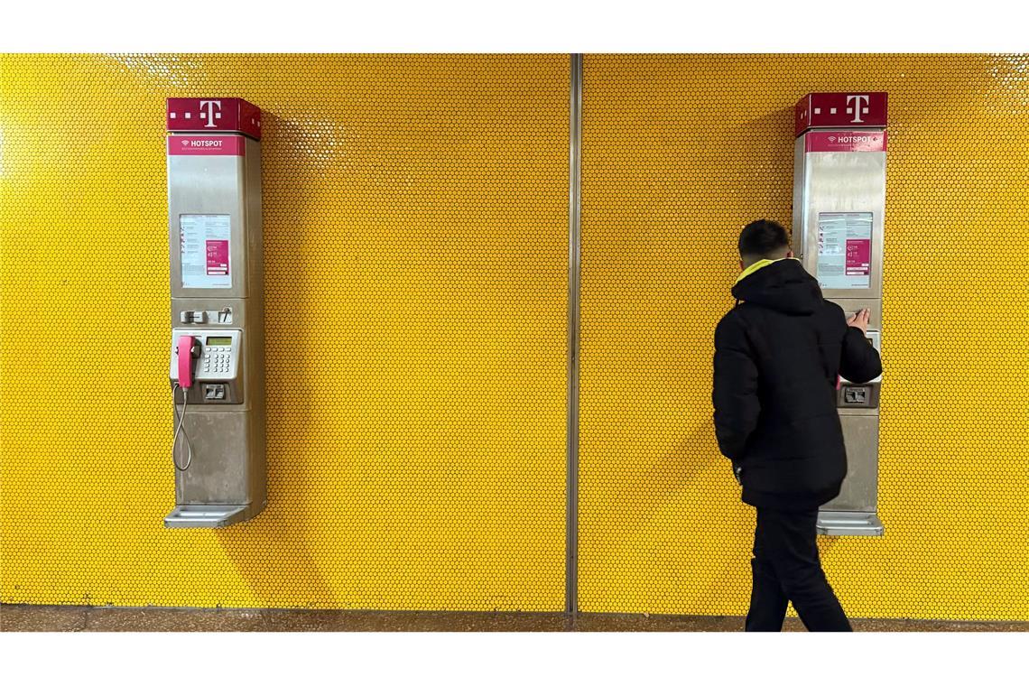 Elektroschrott am Wegesrand: Telefonzellen-Abbau dauert noch Am Bochumer Hauptbahnhof hängen noch immer zwei Telekom-Telefone an einer Wand. (Archivbild)