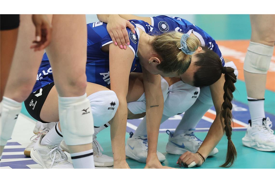 Die emotionalen Bilder eines traurigen Volleyball-Abends Am Boden