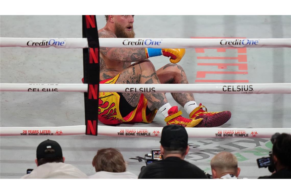Am Boden: Jake Paul erlitt einen doppelten Kieferbruch.