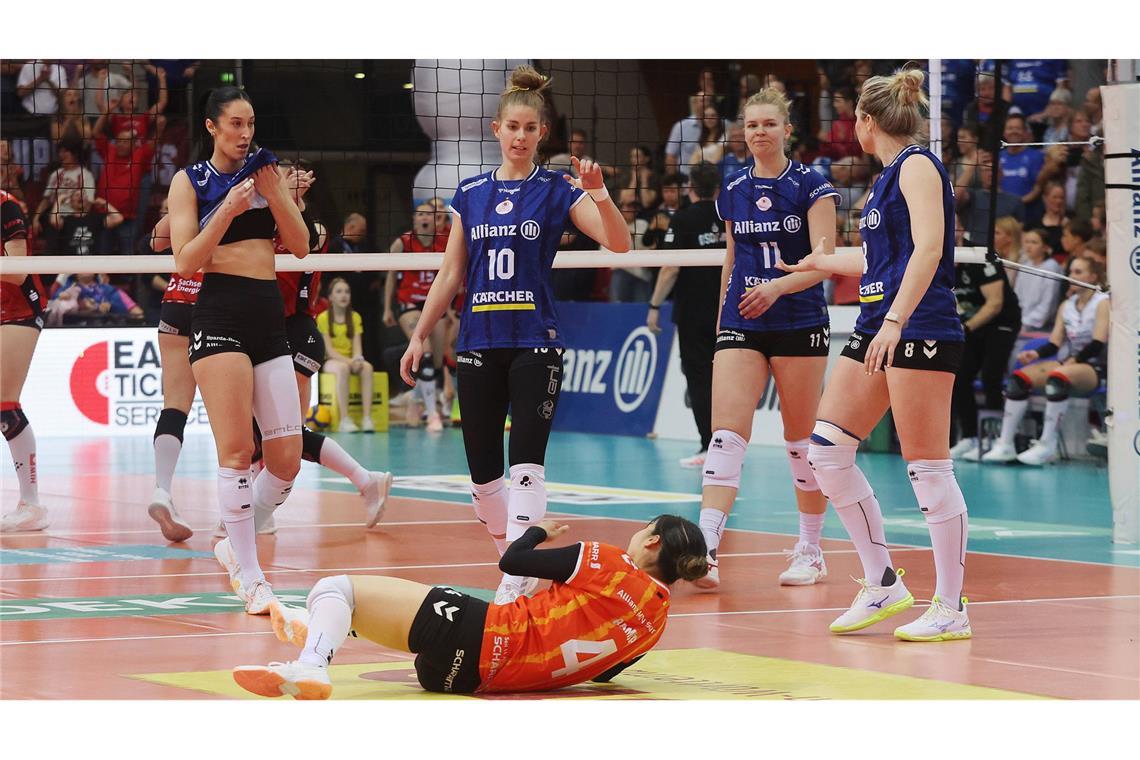 Am Boden: Libera Yurika Bamba und die Stuttgarter Volleyballerinnen.