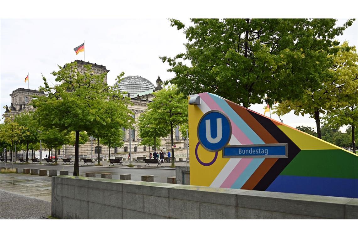 Ziemlich delulu: Das war der Labubu-Sommer Am Bundestag sollte die Regenbogenflagge zum Berliner Christopher Street Day diesmal nicht wehen - der U-Bahnhof daneben war dagegen bunt. (Archivbild)