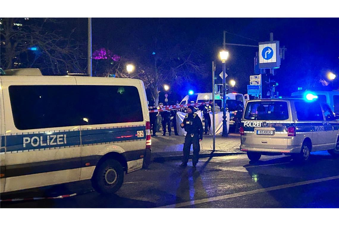 Blut an den Händen: Attacke am Holocaust-Denkmal Am Denkmal für die ermordeten Juden Europas in Berlin-Mitte ist ein Mann schwer verletzt worden.