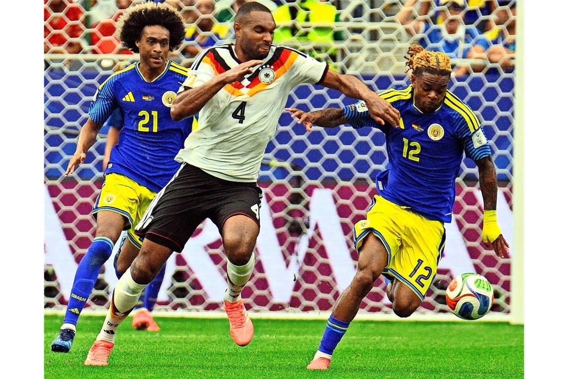 Am deutschen Nationalspieler Jonathan Tah (Mitte) gibt es kein Vorbeikommen.