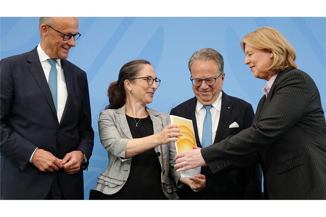 Am Dienstag hatte die Rentenkommission der Regierung 33 Empfehlungen übergeben - und die will sie vollständig umsetzen. (Archivbild)