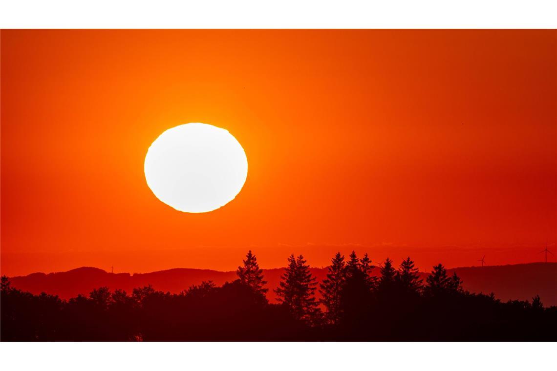 Die Temperaturen steigen weiter Am Dienstag rechnen Meteorologen mit bis zu 38 Grad im Südwesten.