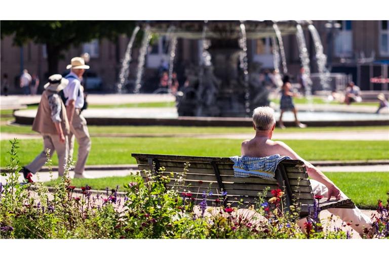 Am Dienstag sollen die Temperaturen auf 29 bis 35 Grad steigen. (Archivbild)