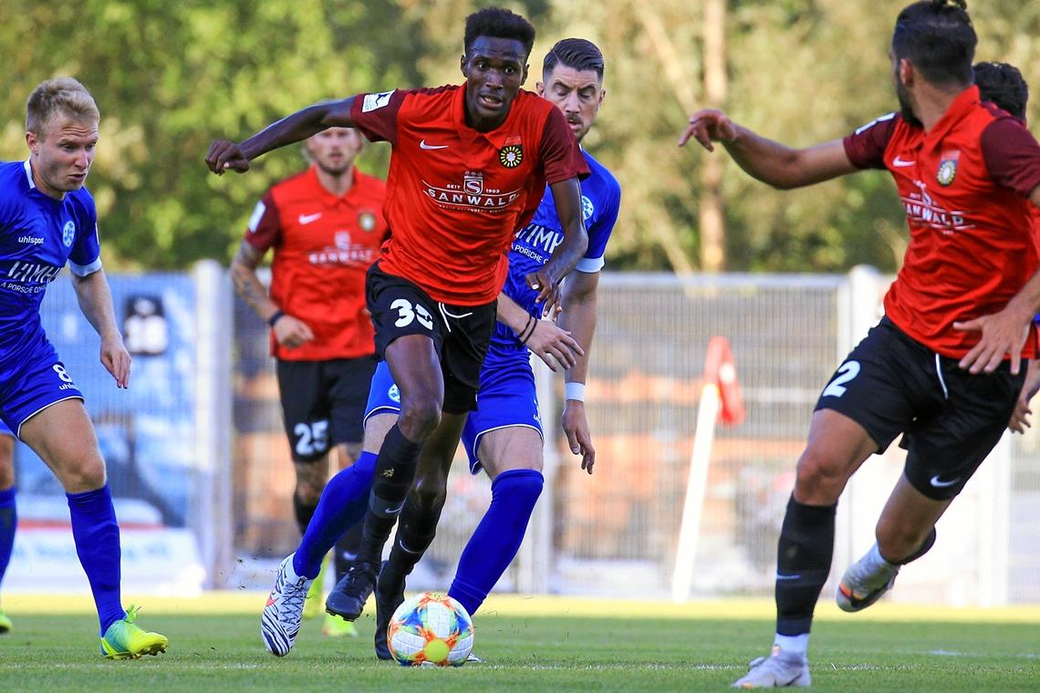 Am Dienstag war Mohamed Lamine Diakitê noch nur zur Probe für Aspach am Ball. Nur zwei Tage später wurde er von der SG mit einem Zweijahresvertrag ausgestattet. Foto: A. Becher