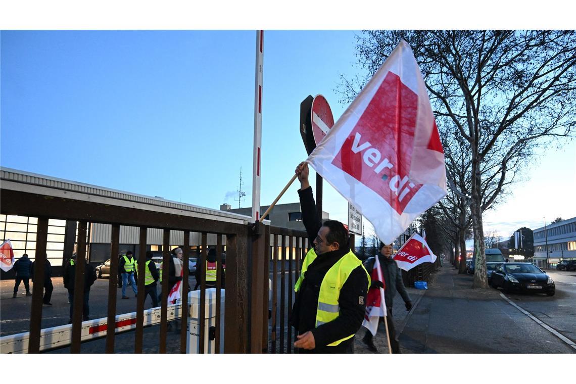 Verdi: Warnstreiks bei Bussen im Südwesten haben begonnen Am Dienstag wird im baden-württembergischen Busverkehr wieder gestreikt. (Archivbild)