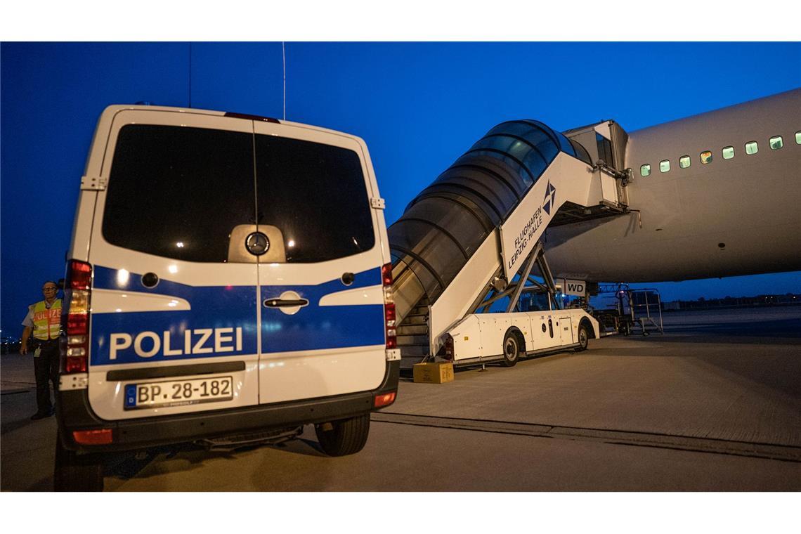 Union verspricht schärfere Asylpolitik und Entlastungen Am Dienstag wollen die Spitzen von CDU und CSU das gemeinsame Programm für die Bundestagswahl verabschieden. Im Entwurf wird deutlich, dass die Migrationspolitik eine wichtige Rolle spielen soll. (Archivbild)