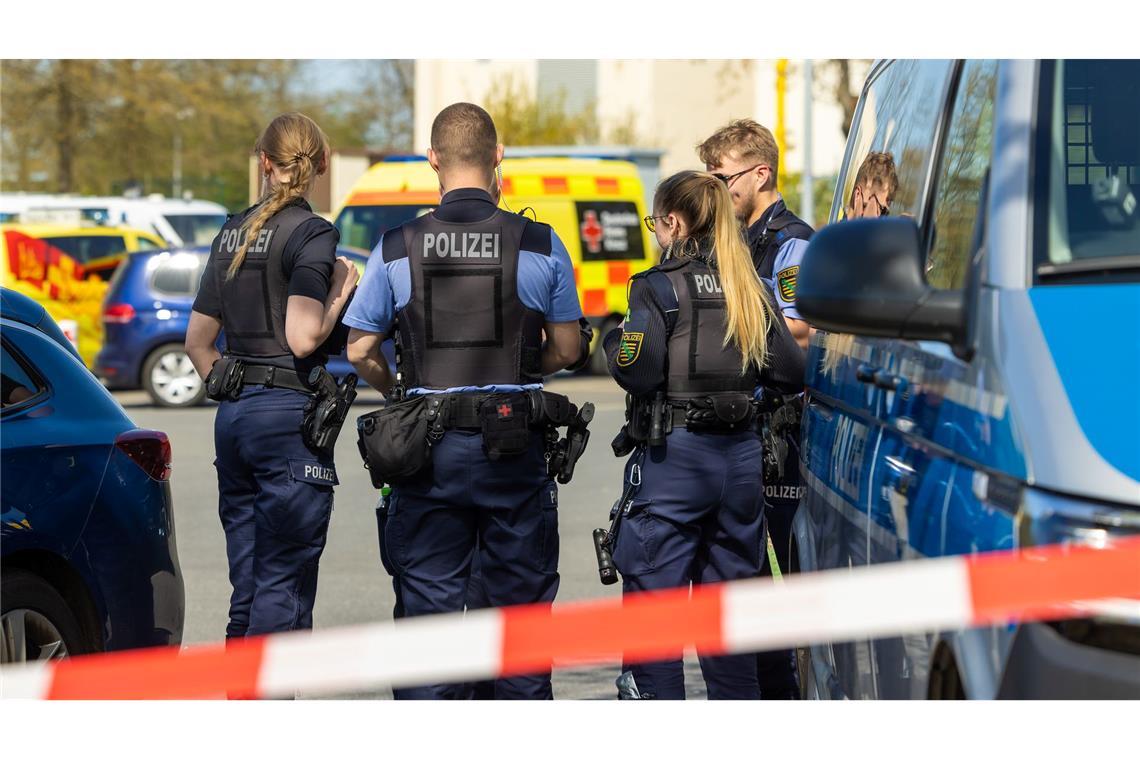 Am Dienstagmittag waren Hinweise auf Schüsse per Notruf eingegangen. Die Polizei ordnete dies den Angaben zufolge als lebensbedrohliche Einsatzlage ein.