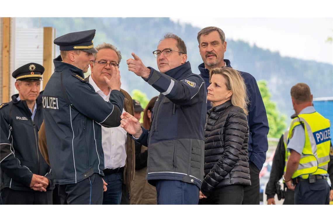 Dobrindt: Politikwechsel hat begonnen - an den Grenzen Am Donnerstag besuchte Bundesinnenminister Alexander Dobrindt (CSU) zusammen mit dem bayerischen Ministerpräsidenten, Markus Söder (CSU), die Grenze zu Österreich.