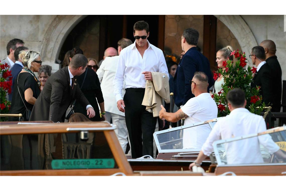 Diese Promis feiern auf der Bezos-Hochzeit Am Donnerstagabend zeigt sich Brady dann im schicken Dress.