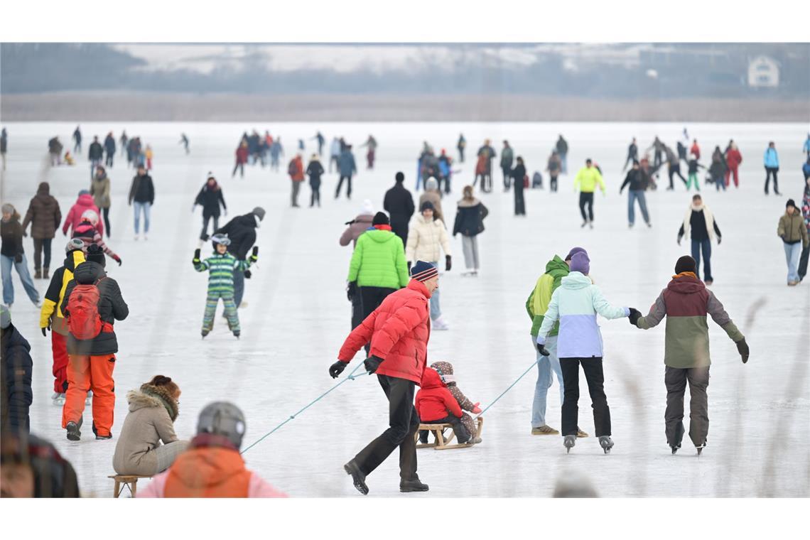 Am Dreikönigstag sind Hunderte Menschen  auf dem zugefrorenen Teil des Bodensees, auf dem sogenannten „Gnadensee“ zwischen der Insel Reichenau und Allensbach, unterwegs.