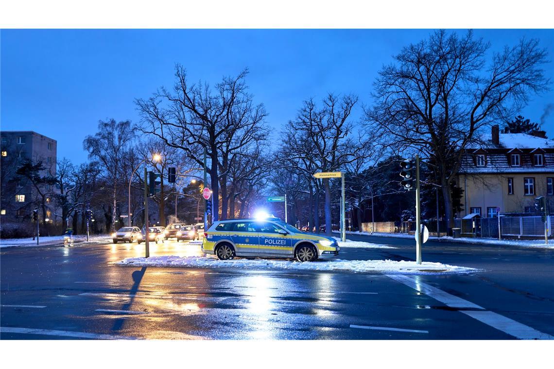 Am dritten Tag des Stromausfalls in Teilen Berlins warten 30.000 Haushalte weiter auf Energie.