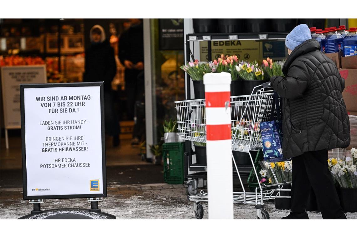 Am dritten Tag des Stromausfalls in Teilen Berlins warten 30.000 Haushalte weiter auf Energie.