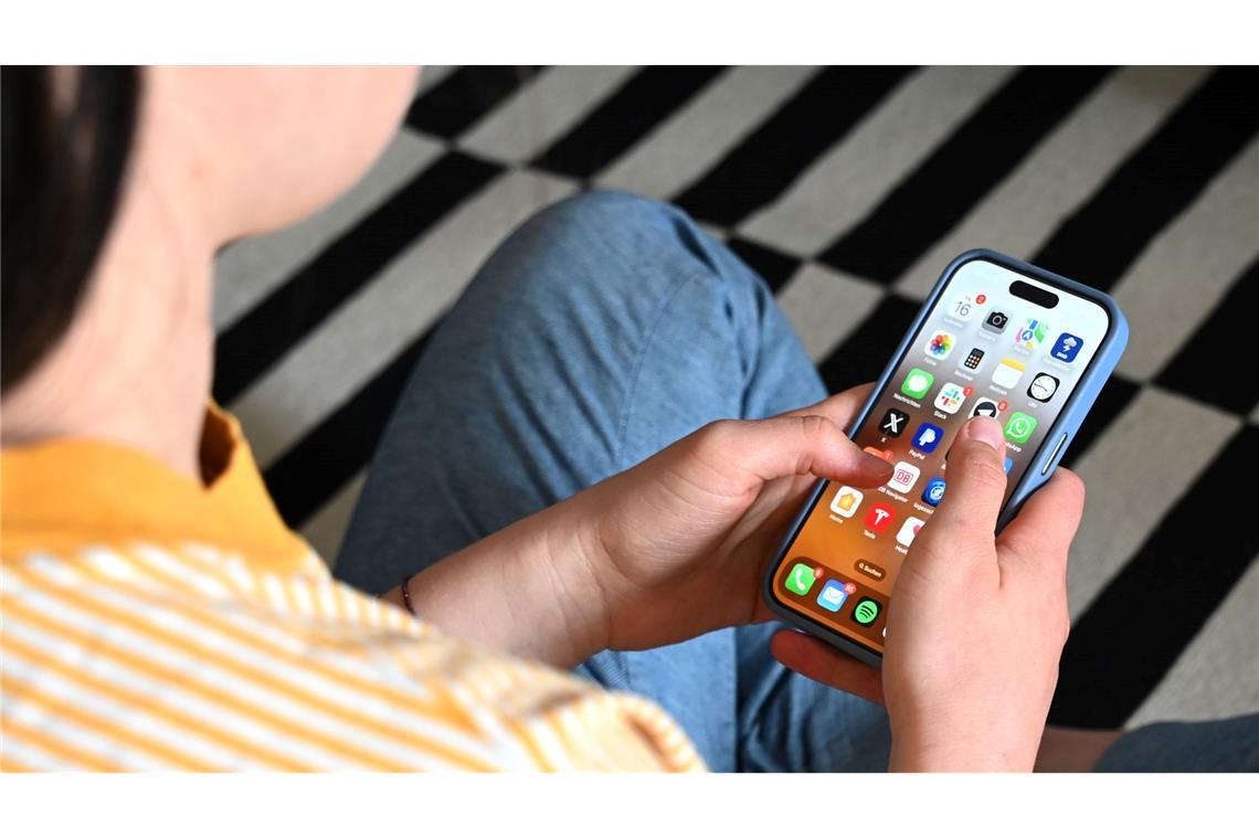 Mehrheit lässt niemanden ans eigene Handy Am ehesten wollen die Befragten nicht auf Fotos oder peinliche Suchverläufe schauen lassen. (Symbolbild)