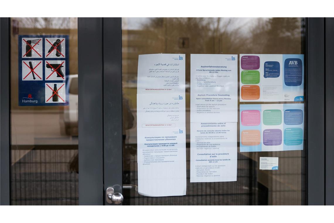 Gerichte heben nur noch relativ wenige Asylbescheide auf Am Eingang des Dublin-Zentrums in Hamburg-Rahlstedt hängen Informationsblätter, unter anderem zu den Sprechstunden der kostenlosen Asylverfahrensberatung. zu sehen. Die sogenannten Dublin-Regeln legen fest, in welchem europäischen Land ein Asylbewerber seinen Antrag auf Schutz stellen darf. (Archivfoto)