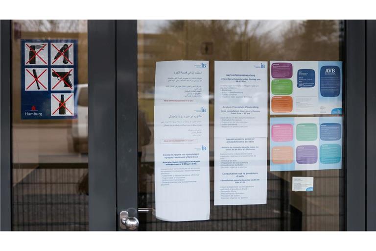 Am Eingang des Dublin-Zentrums in Hamburg-Rahlstedt hängen Informationsblätter, unter anderem zu den Sprechstunden der kostenlosen Asylverfahrensberatung. zu sehen. Die sogenannten Dublin-Regeln legen fest, in welchem europäischen Land ein Asylbewerber seinen Antrag auf Schutz stellen darf. (Archivfoto)