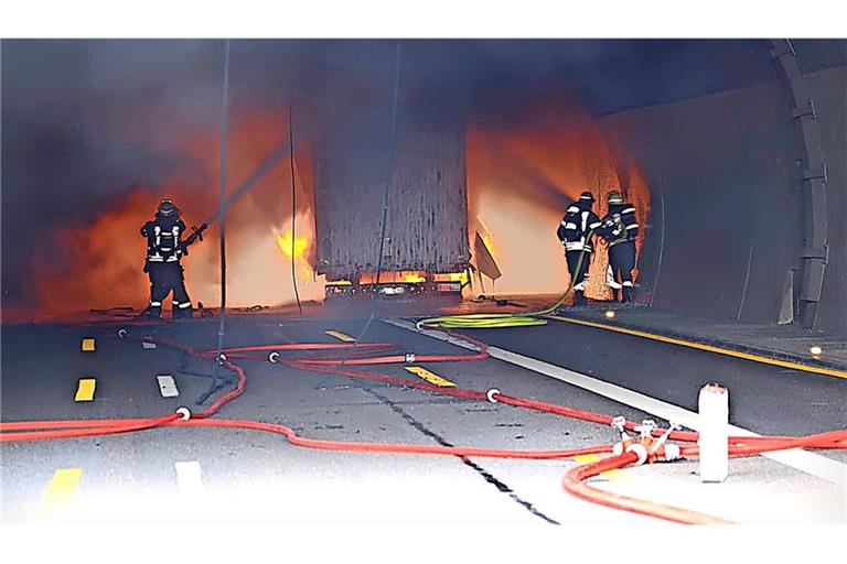 Am Eingang zur Nordröhre des Engelbergtunnels kam das Lkw-Gespann zum Stehen. Das Feuer erzeugte auch schwarze Rauchschwaden, die von Weitem zu sehen waren.