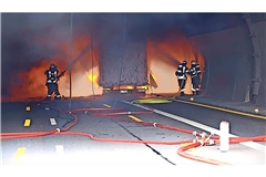 Am Eingang zur Nordröhre des Engelbergtunnels kam das Lkw-Gespann zum Stehen. Das Feuer erzeugte auch schwarze Rauchschwaden, die von Weitem zu sehen waren.