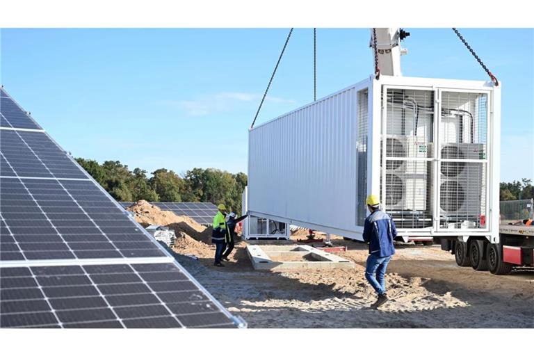 Am EnBW-Solarpark in Bruchsal wird ein Batteriespeicher angeliefert. Die Kombination von Photovoltaik und Speicher gehört bei Baden-Württembergs größtem Energieversorger inzwischen zum Standard.