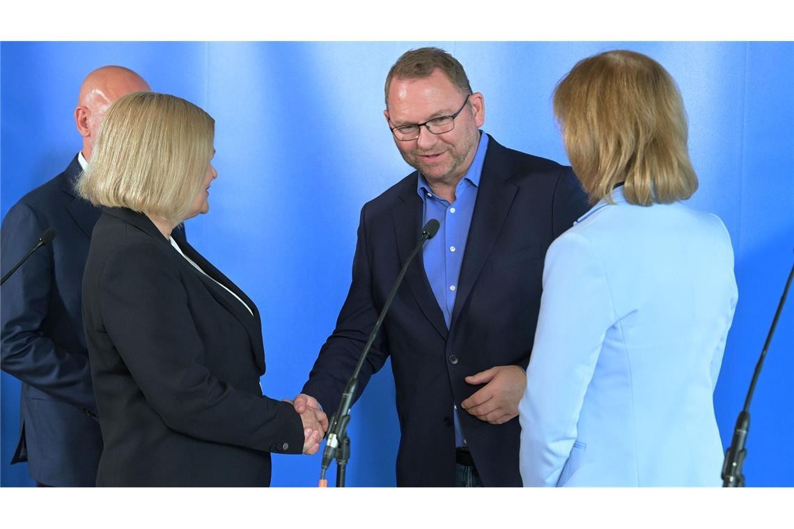 Mehr Geld und flexiblere Arbeitszeit im öffentlichen Dienst Am Ende doch noch einig: Die geschäftsführende Bundesinnenministerin Nancy Faeser und Verdi-Chef Frank Werneke.