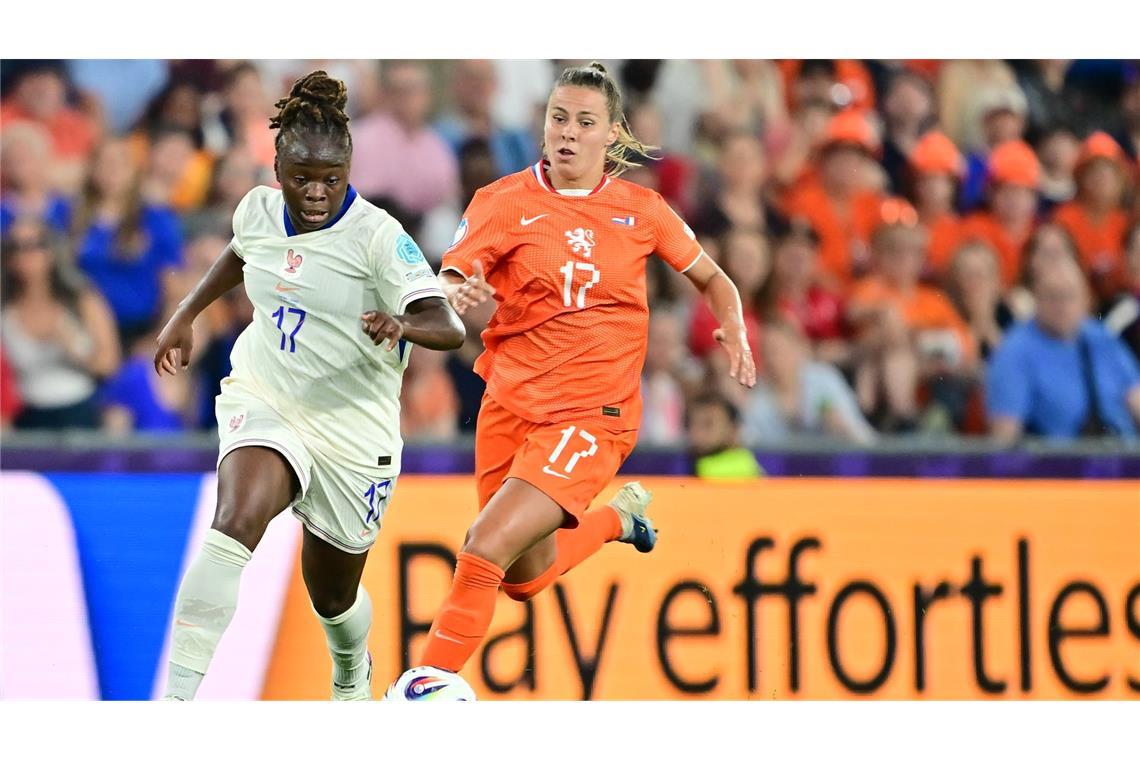 DFB-Team trifft im Viertelfinale auf furioses Frankreich Am Ende kein enges Duell: Frankreichs Sandy Baltimore (l) gegen die Niederländerin Victoria Pelova.