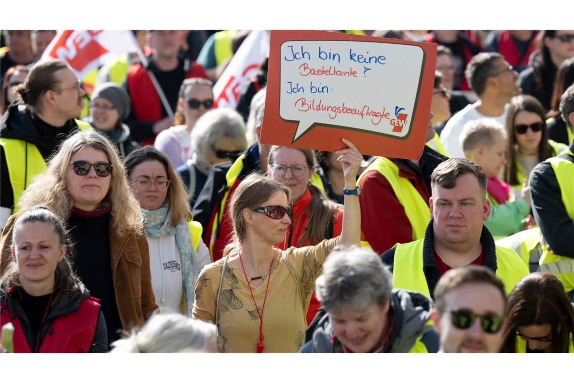 Viele sehen in Jobwahl Grund für Gender Pay Gap Am Equal Pay Day kam es außerdem zu Warnstreiks in Berufsgruppen, denen besonders viele Frauen arbeiten.