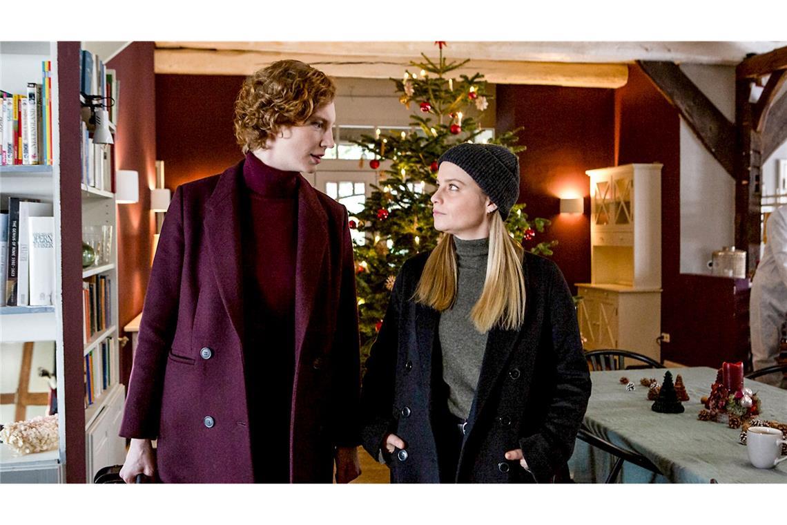 Mord an Heiligabend Am ersten Weihnachtsfeiertag werden Linda Selb (Luise Wolfram) und Liv Moormann (Jasna Fritzi Bauer) zu einem Tatort gerufen.
