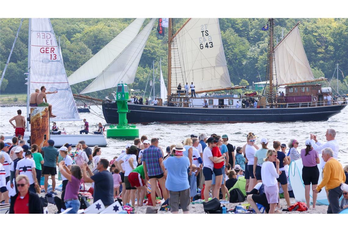 Rund 170.000 Menschen bei Windjammerparade in Kiel Am Falckensteiner Strand tummelten sich Tausende Zuschauer.