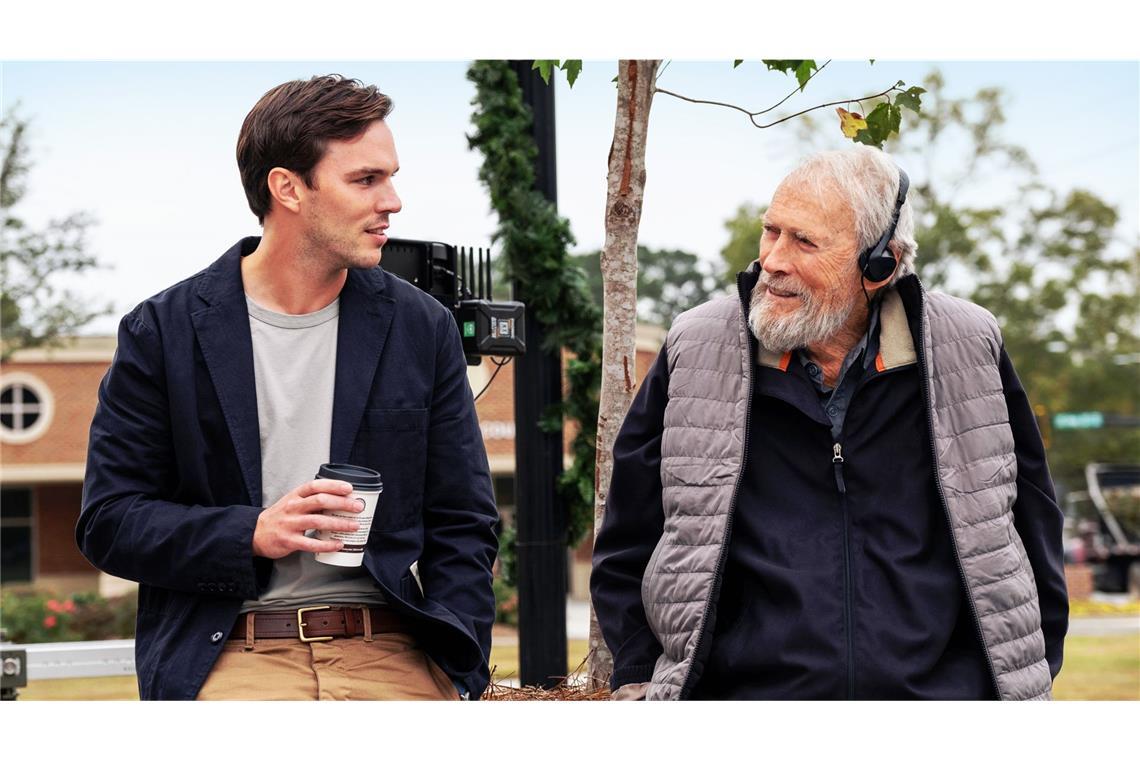 Gefangen im moralischen Dilemma Am Filmset: Nicholas Hoult (li.) und Clint Eastwood.