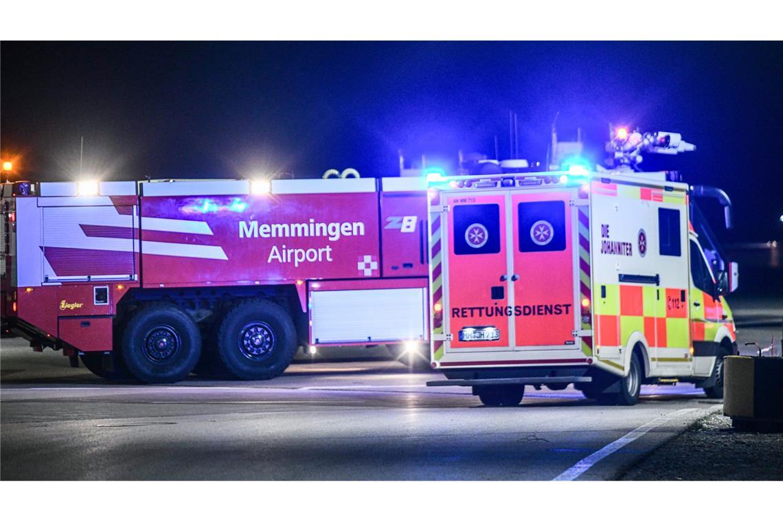 Verletzte wegen Turbulenzen: Flugzeug muss in Bayern landen Am Flughafen Memmingen wurde ein Rettungseinsatz ausgelöst.