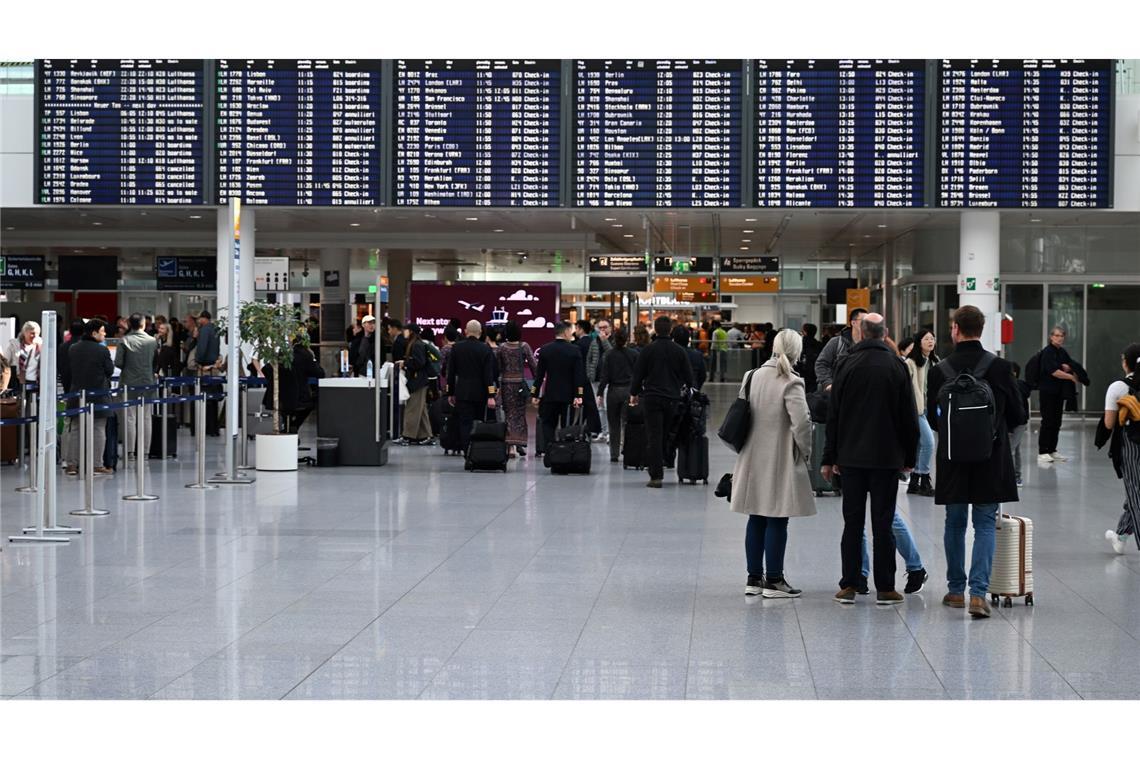 Flughafen München stellt wegen möglicher Drohnen Betrieb ein Am Flughafen München sind am Abend erneut Flüge ausgefallen.