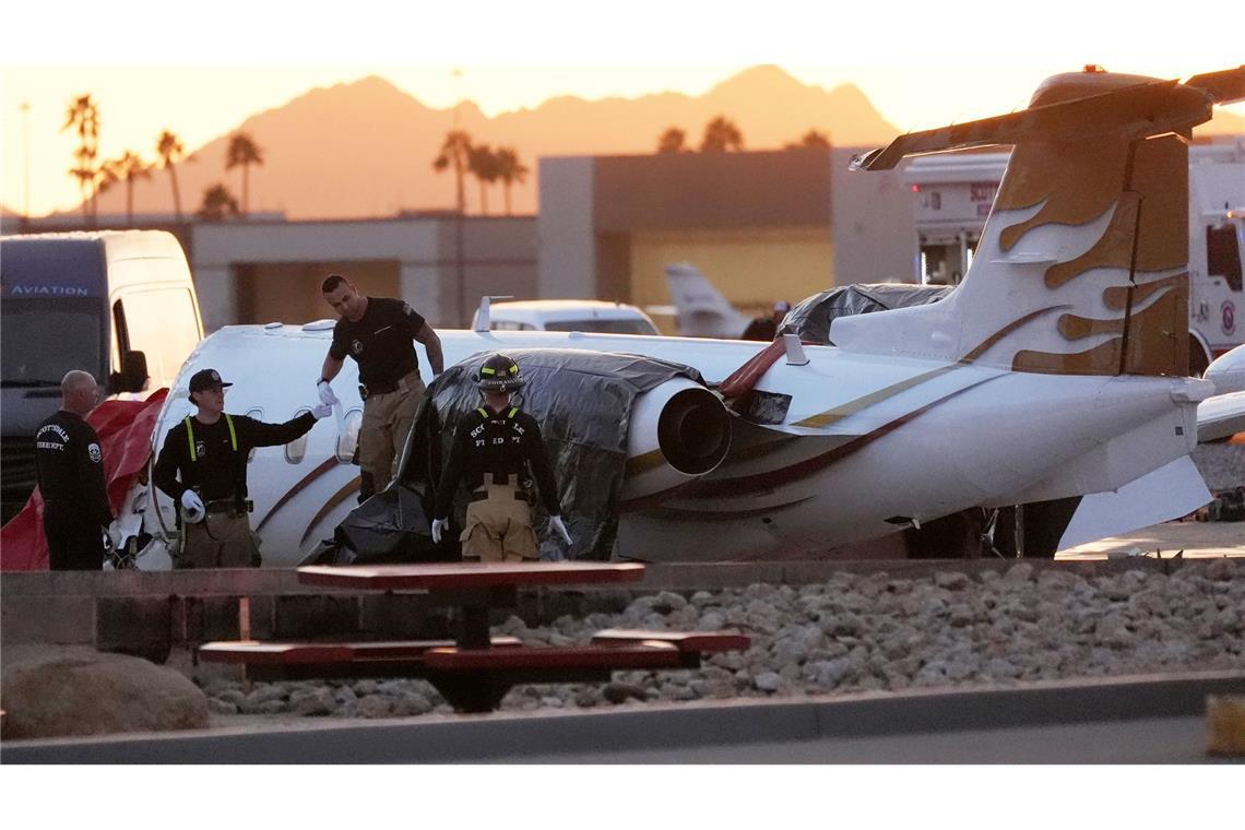 Privatjet von Mötley-Crüe-Sänger rammt Flugzeug - ein Toter Am Flughafen Scottsdale hat ein Privatjet ein parkendes Flugzeug gerammt.