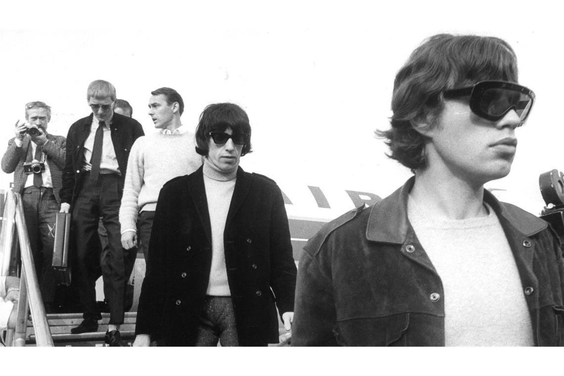 Am Flughafen Tegel verlassen Mick Jagger und Bill Wyman das Flugzeug. (Archivbild)
