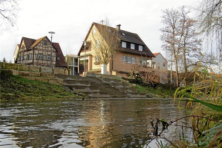 Am Fluss: Durch Platzgestaltung und Treppen haben Klein und Groß die Möglichkeit, dem Ufer und der Murrlandschaft nahe zu kommen. Foto: C. Schick